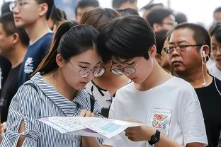 巴萨官方：俱乐部传奇后卫阿尔巴造访球队训练基地